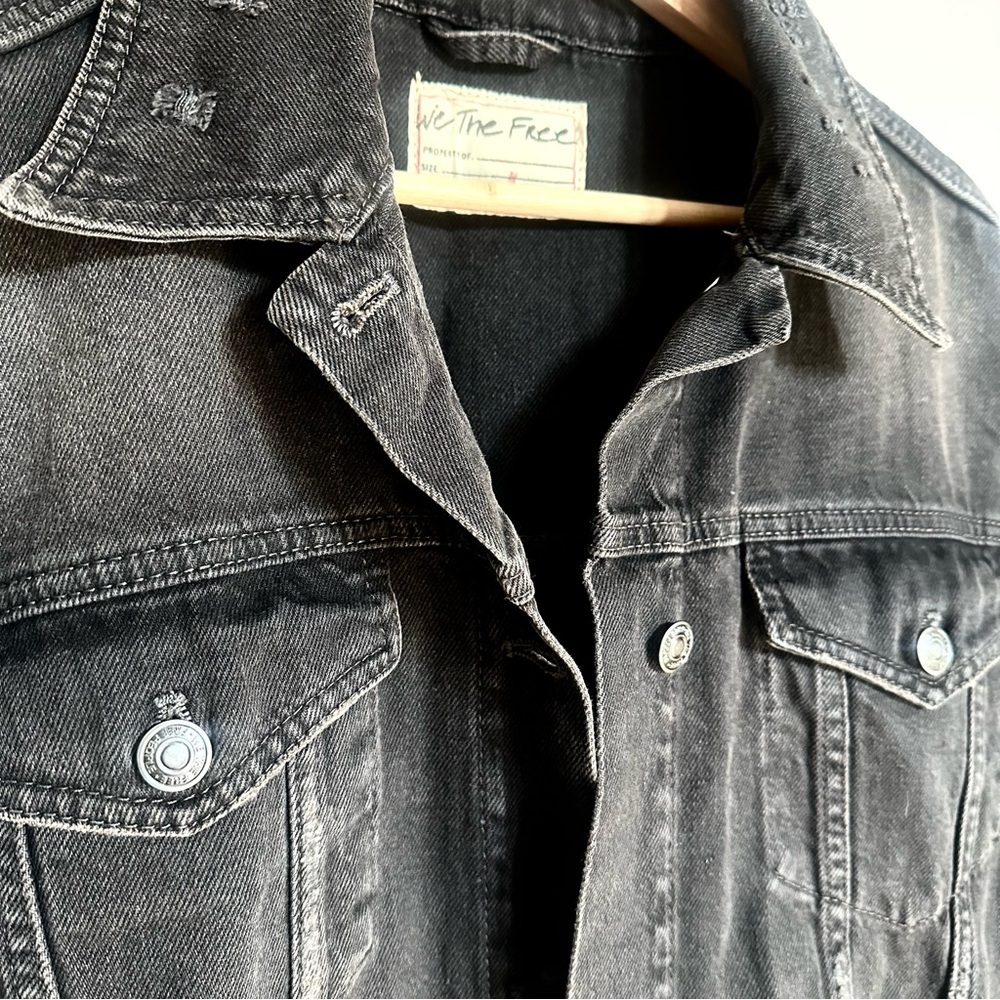 NWT Free People Washed Black Distressed Jolene Trucker Jean Jacket Medium - Picture 4 of 7